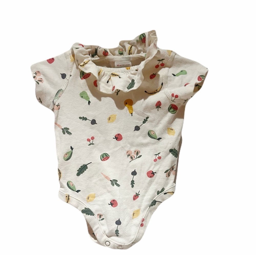 Hanna Andersson ruffled collar vegetable print body suit